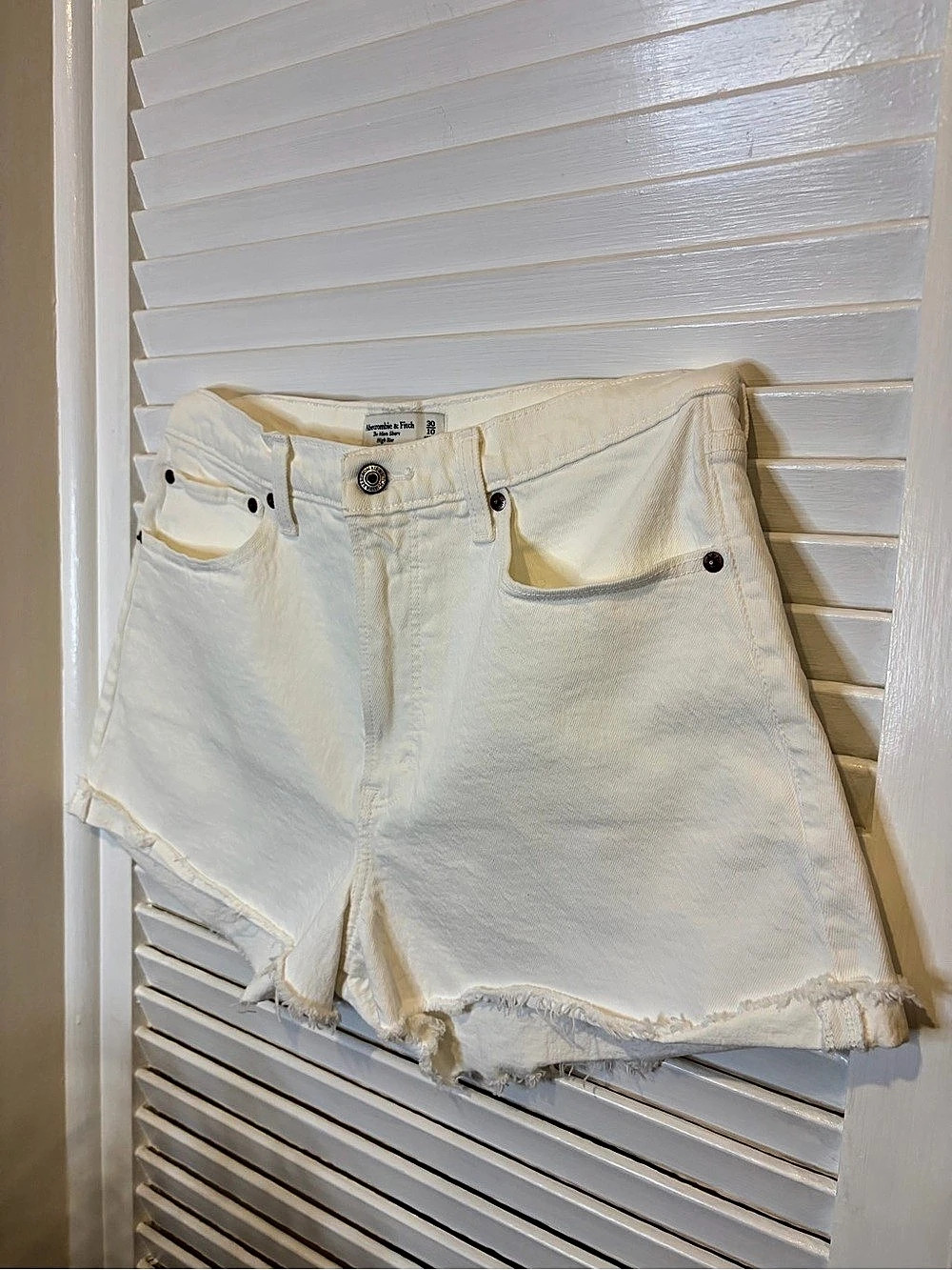 Abercrombie & Fitch The Mom Short High Rise Curve Love White Denim Size 30 - Picture 4 of 6